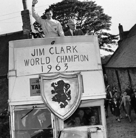 On fête le premier titre, sur un bus à impérial of corse ! On fête le premier titre, sur un bus à impérial of corse !